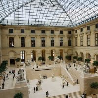 Louvren, ett museum med en glaspyramid som entré